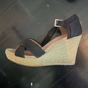 Tom’s women’s wedge heel size 9 black strap buckle “hemp” heel